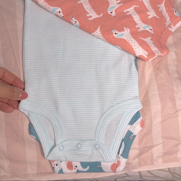 Carter’s 5 Piece Onesies with 3 snap Buttons - Picture 7 of 7